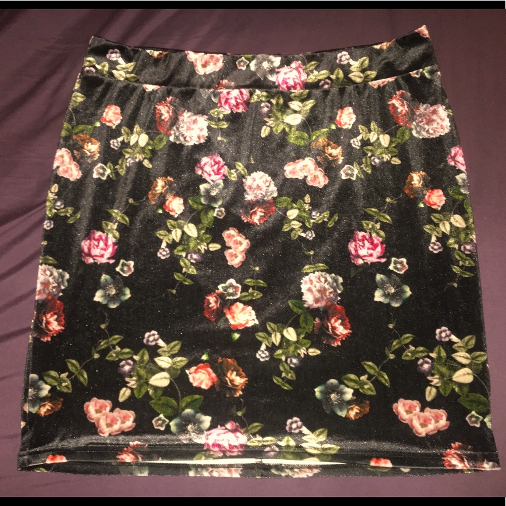 Torrid velvet skirt size 2